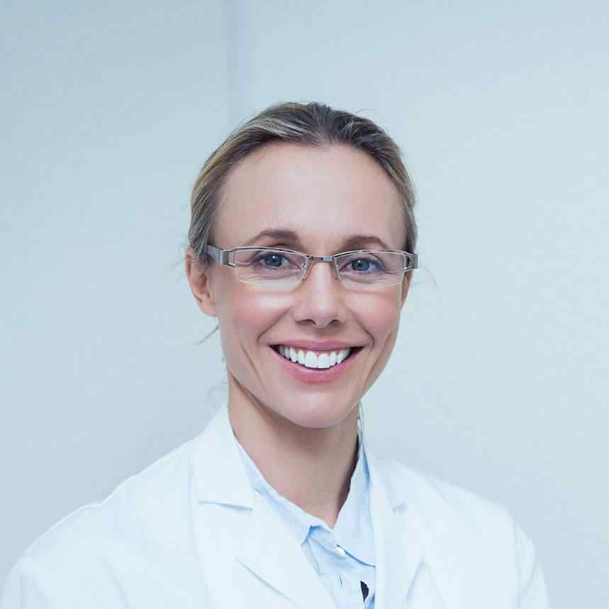 https://leemingdentalclinic.co.uk/wp-content/uploads/2020/02/doctor-02.jpg